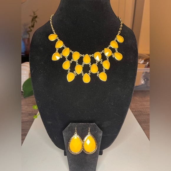 Elegant Gold and Yellow Necklace Set - Picture 1 of 2
